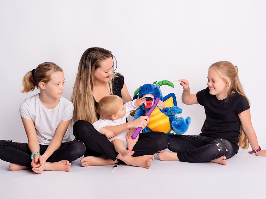 Gezin met kinderen en een knuffel met tandenborstel