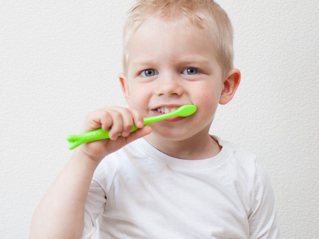Jongen poetst zijn tanden